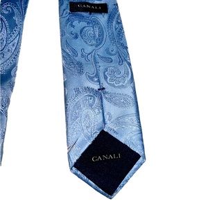 Woven silk, this beautiful Canale tie is adorned with a micro paisley pattern.
